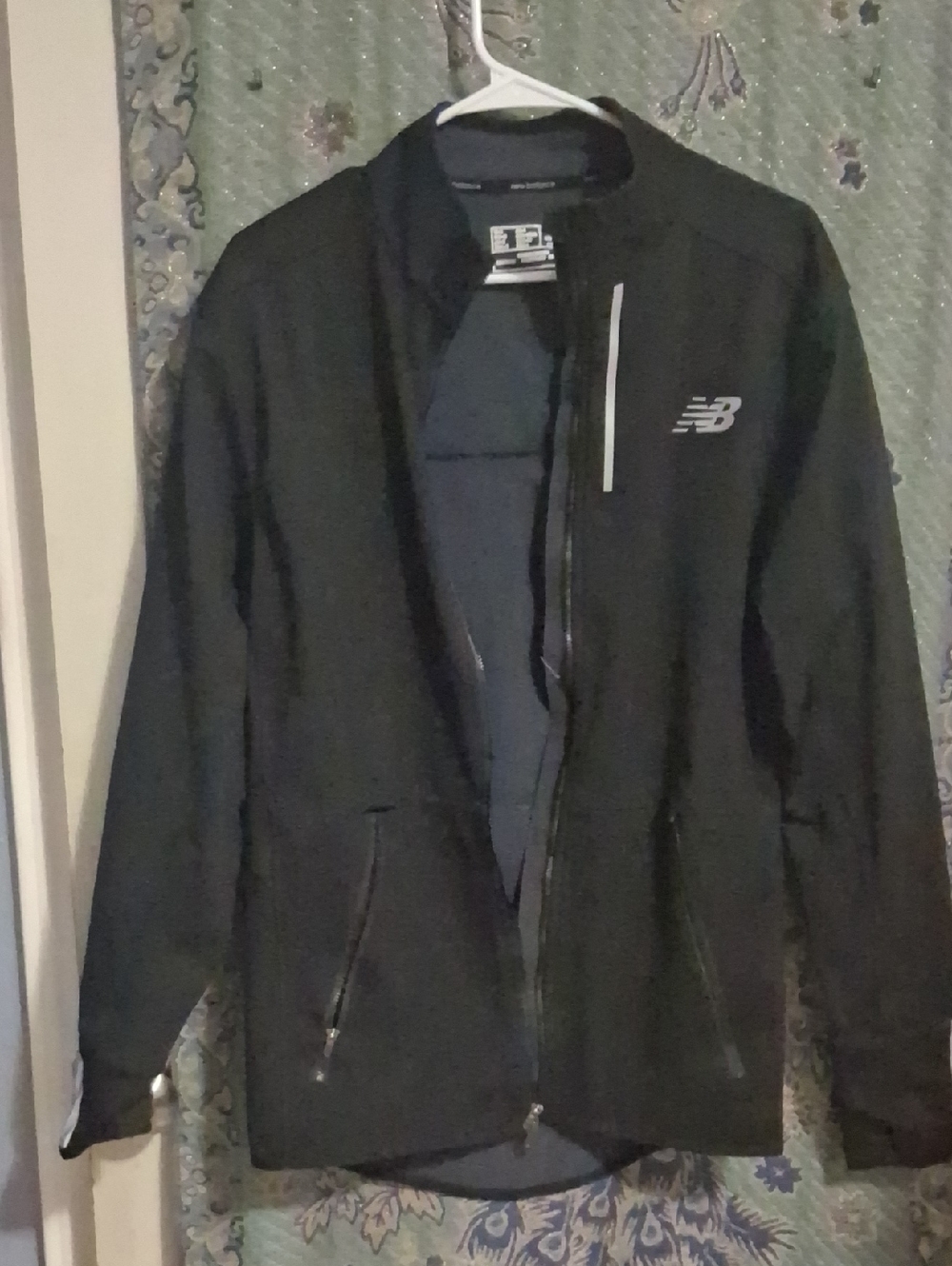 New Balance Men’s Black Reflective-Accent Windbreaker
